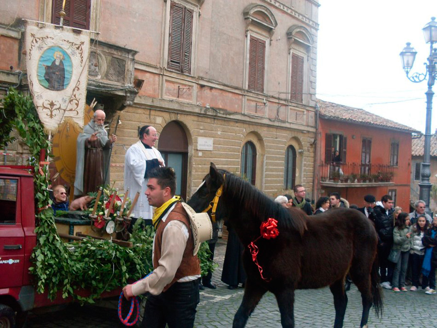 Momento della benedizione degli animali per la festa di sant'Antonio Abate a Genazzano